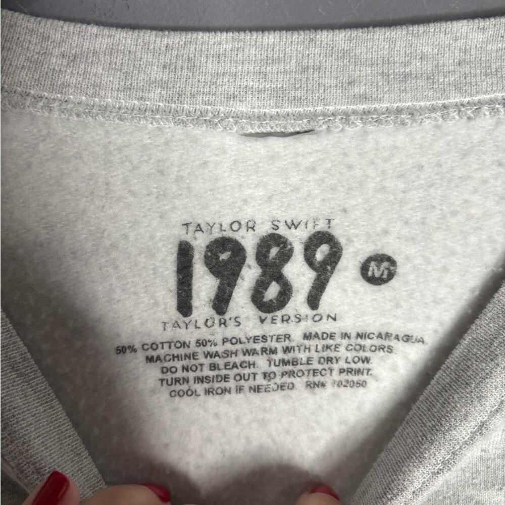 Taylor Swift 1989 Gray Long Sleeve Crewneck Sweatshirt Medium - Picture 6 of 8